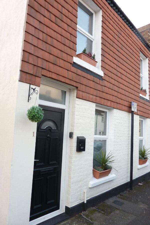 A Wonderful Place In The Hub Of The City, Yet On The Edge Of The Countryside Salisbury Exterior foto