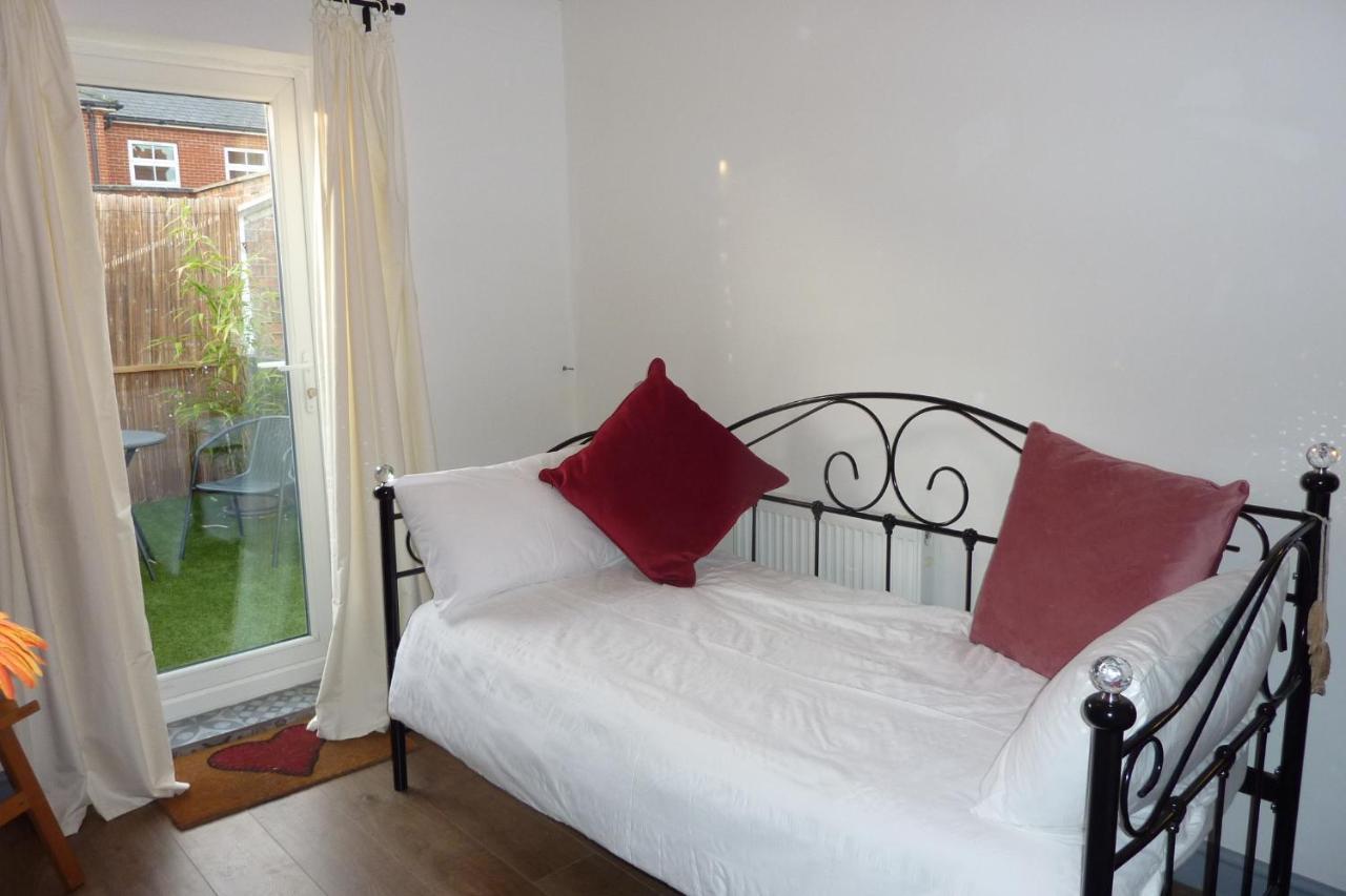 A Wonderful Place In The Hub Of The City, Yet On The Edge Of The Countryside Salisbury Exterior foto